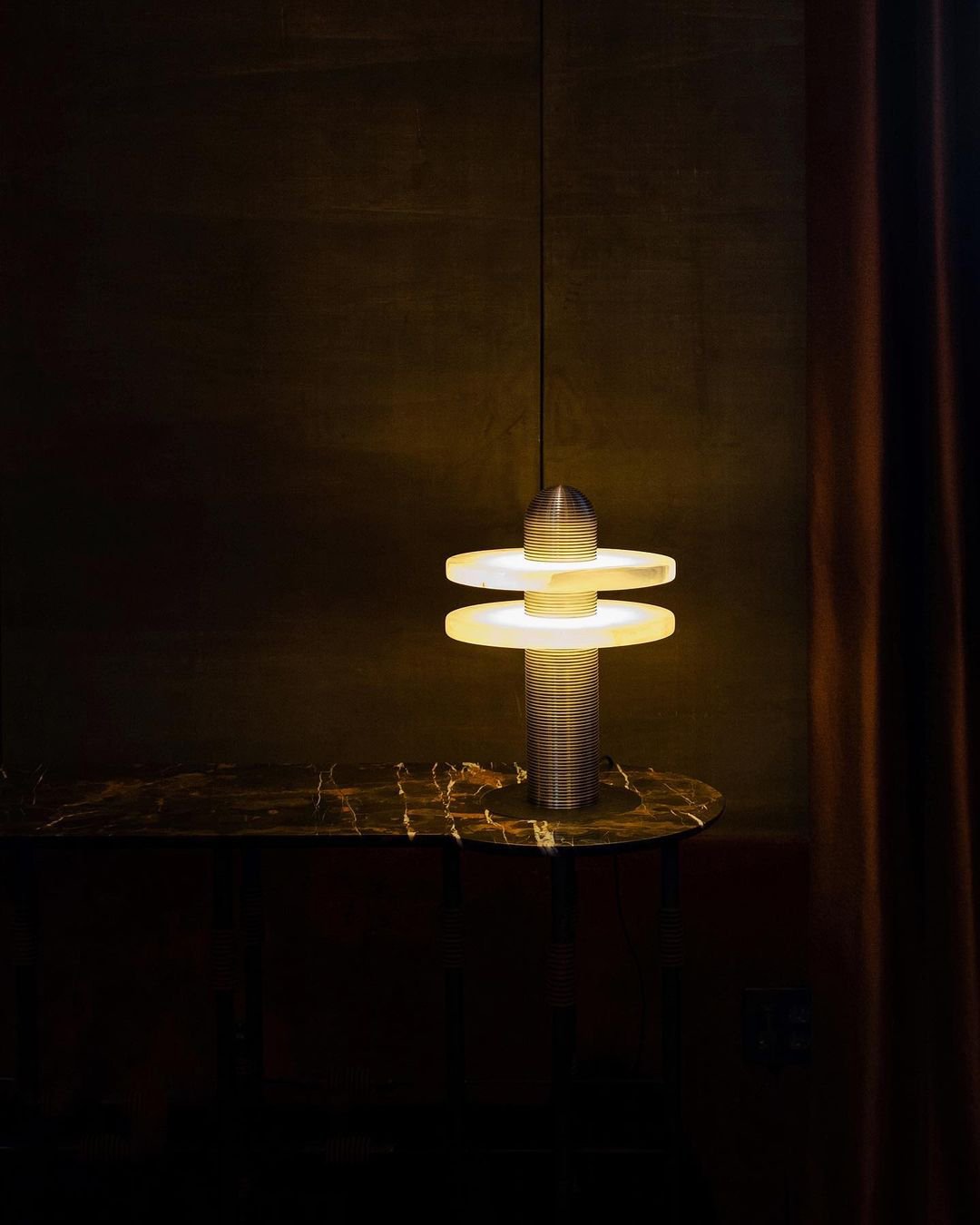 Alabaster Planes Table Lamp - JutuLight